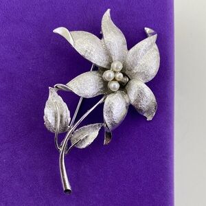 💛 Vintage Coro Silver Floral Brooch | Pearl Center Textured Leaf Pin